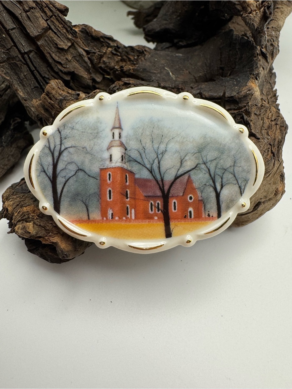 Buckley Moss Society 2004 Bruton Parish brooch/pendant, EUC. Signed & numbered.